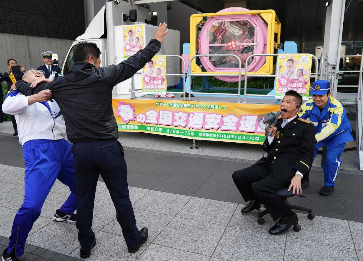 【画像・写真】柳沢慎吾　酒のトラブルに「あばよ!」　おなじみ警察24時ネタで泥酔男性見事“確保”