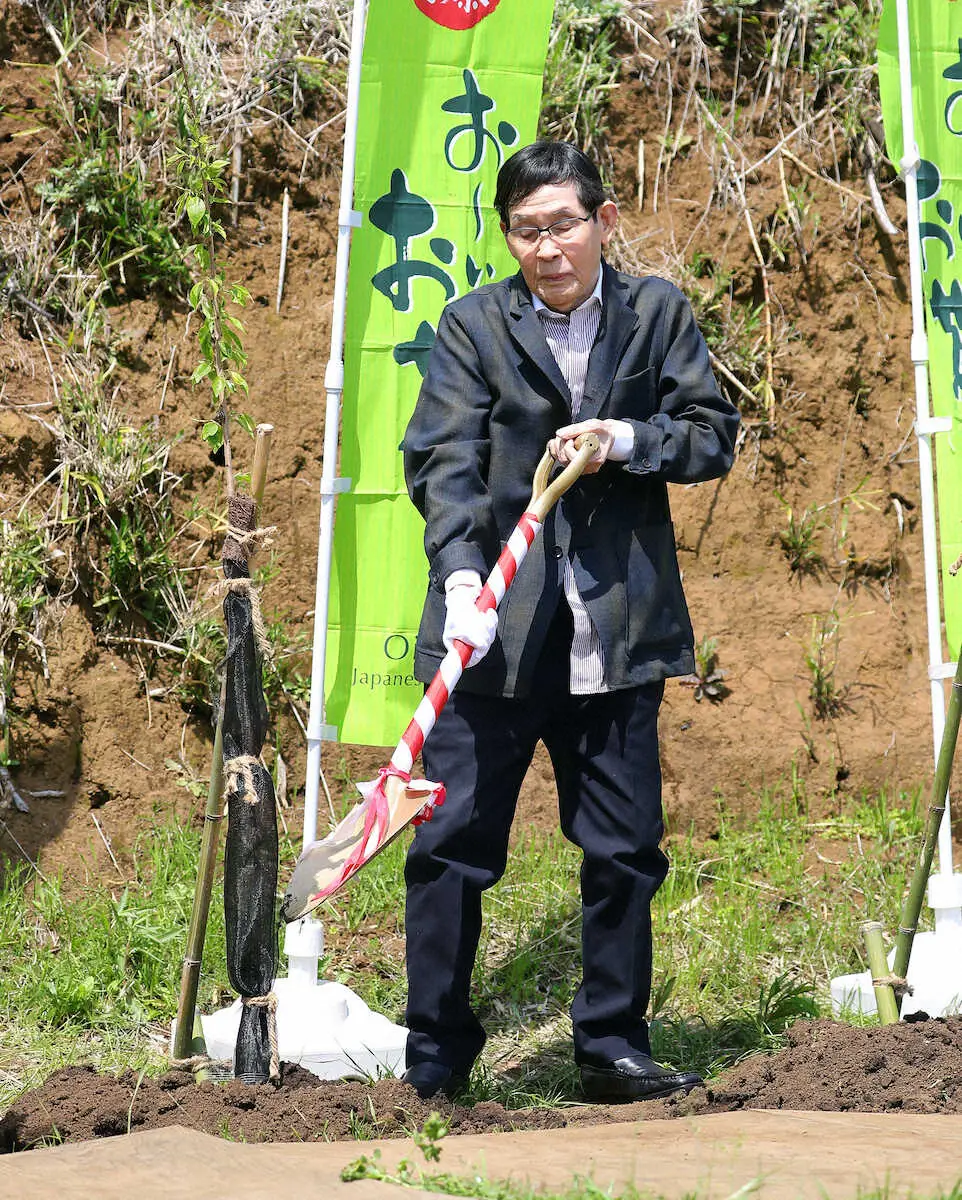 【画像・写真】萩本欽一が桜を植樹　次回仮装大賞に言及「先に言っておくと100回は厳しいかも」に報道陣ドキッ
