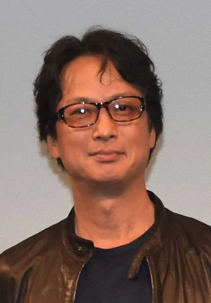 【画像・写真】椎名桔平「バーボンにライ麦…」バーカウンターでの写真に「絵になりますね」「カッコ良すぎる」の声