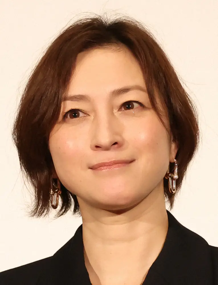 【画像・写真】広末涼子　独立後、初の公の場　指輪なし　白シャツ笑顔「キレイ！」の声