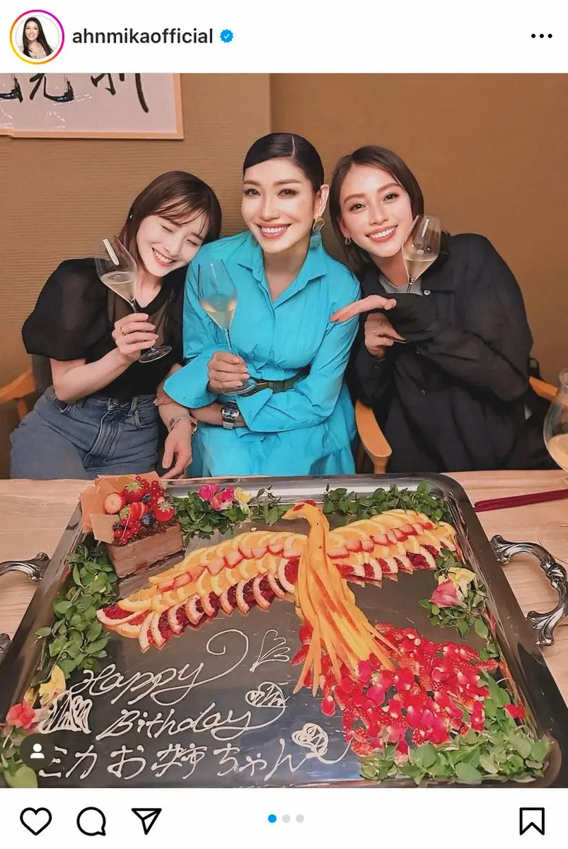 【画像・写真】アンミカ“心の妹”人気タレントらとの誕生日祝い　超豪華！鳳凰ケーキに「凄い」「ミカさんのオーラ」