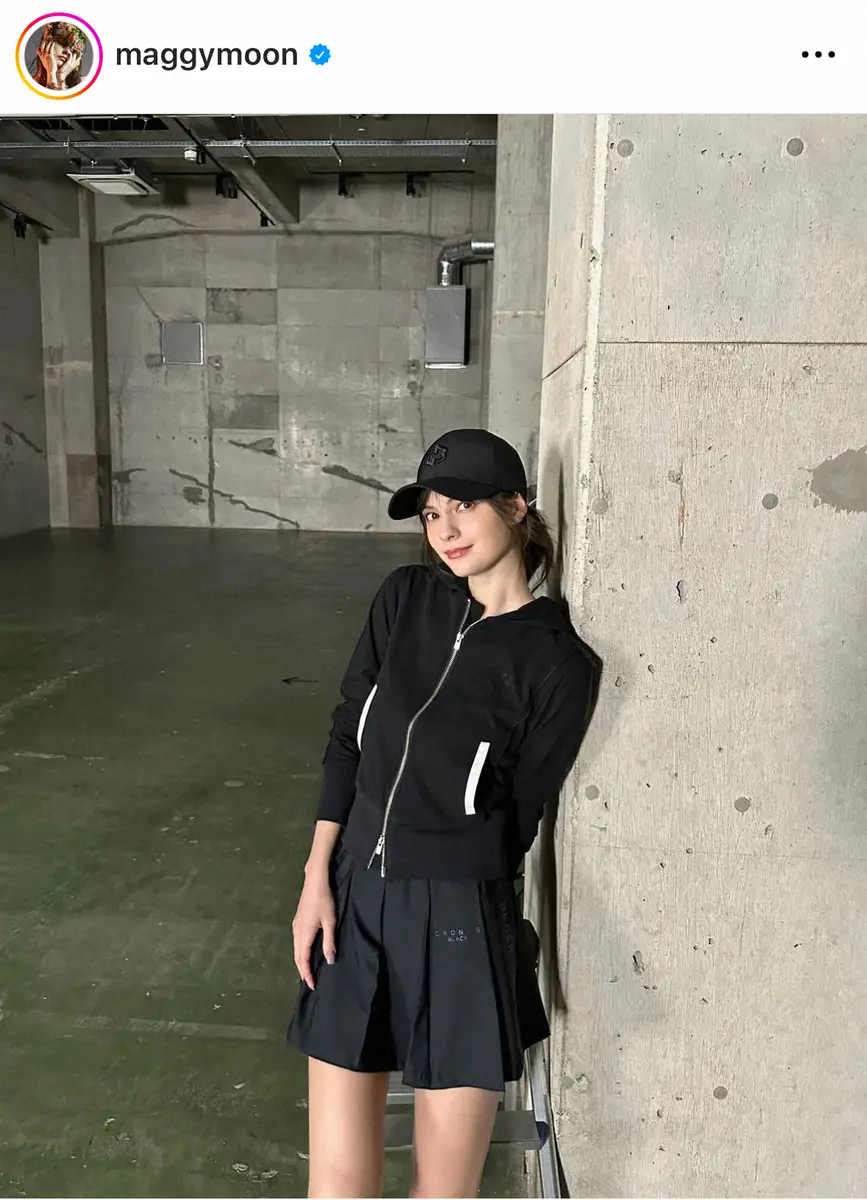 【画像・写真】マギー　モノトーンのミニスカゴルフウェア姿披露に「美脚が過ぎる」「圧巻スタイル」」の声