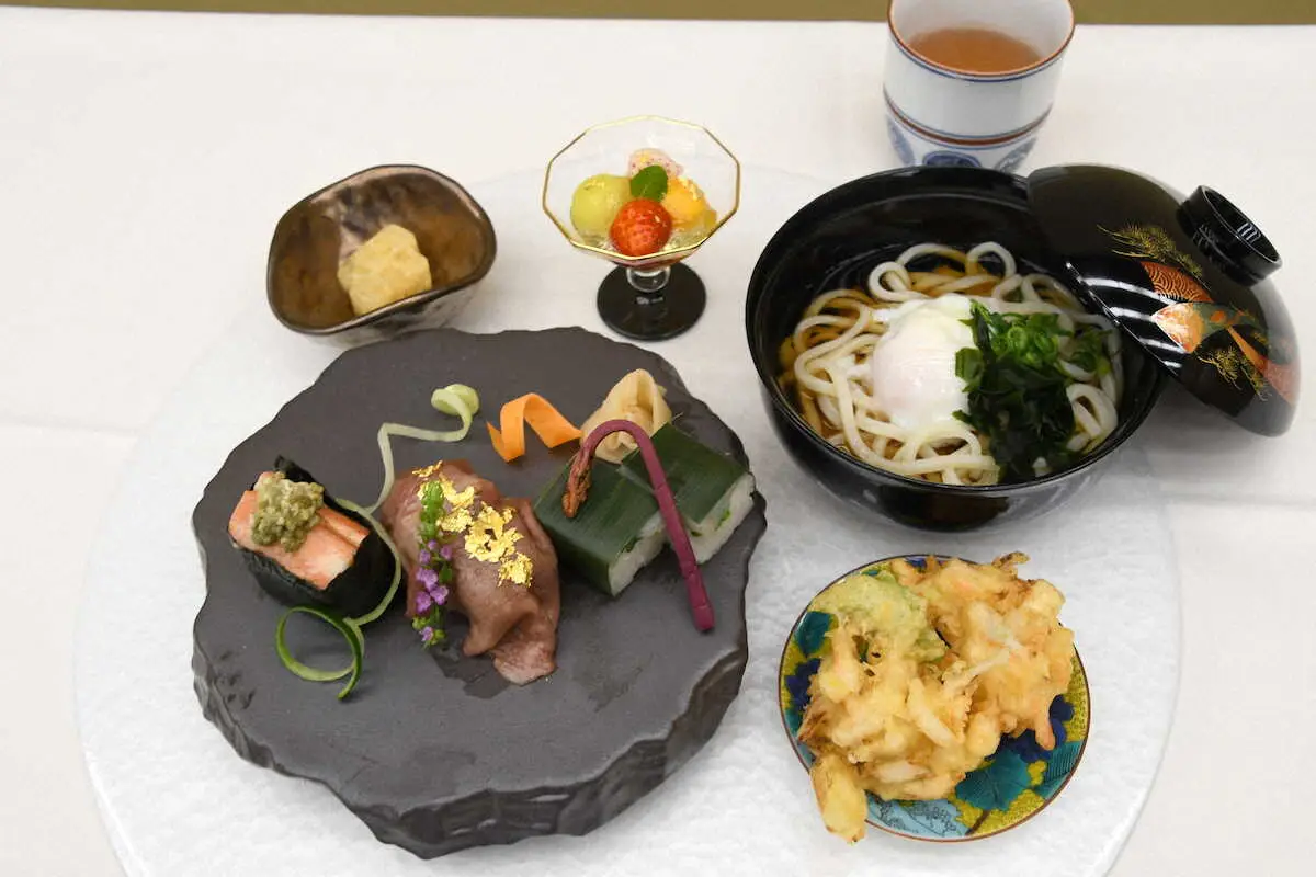 藤井聡太叡王の昼食、石川炙り寿司と小松うどん（冷）と加賀棒茶（ホット）