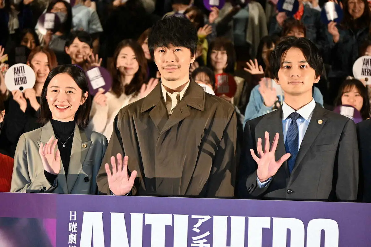 【画像・写真】「日曜劇場『アンチヒーロー』第2話最速試写会・スペシャル舞台挨拶」に出席した（左から）堀田真由、長谷川博己、北村匠海