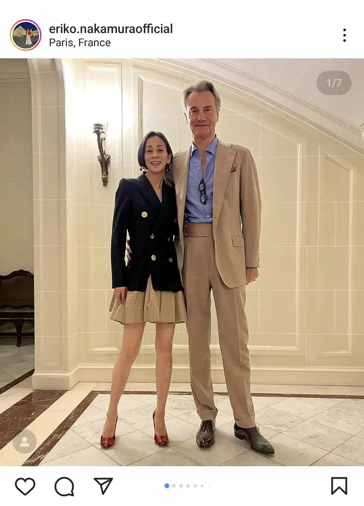 【画像・写真】55歳・中村江里子　ミニスカ姿で長女のバースデーディナーへ　フランス人夫と2ショットに「美脚」の声