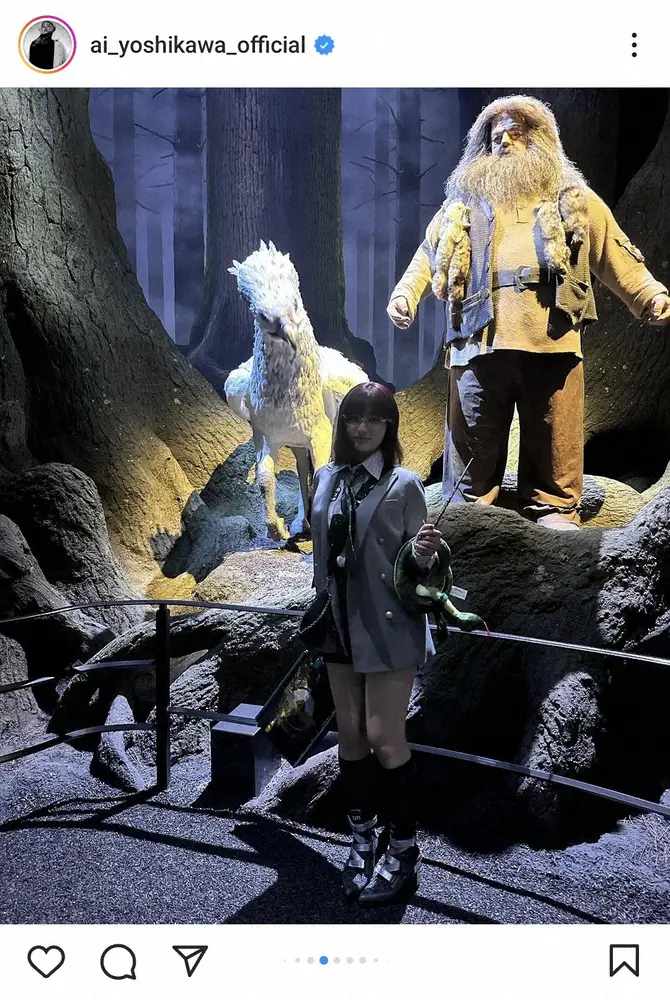 【画像・写真】吉川愛　超ミニ丈の制服風コーデでのハリポタワールド満喫ショットに「可愛すぎてやばいい！！」の声