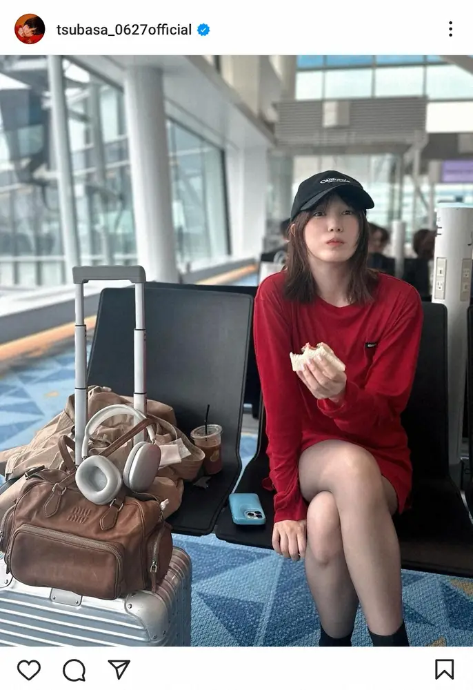 【画像・写真】本田翼　赤ミニワンピでサンドイッチほおばるオフショが話題「これは反則」「持ち物可愛すぎやろ」
