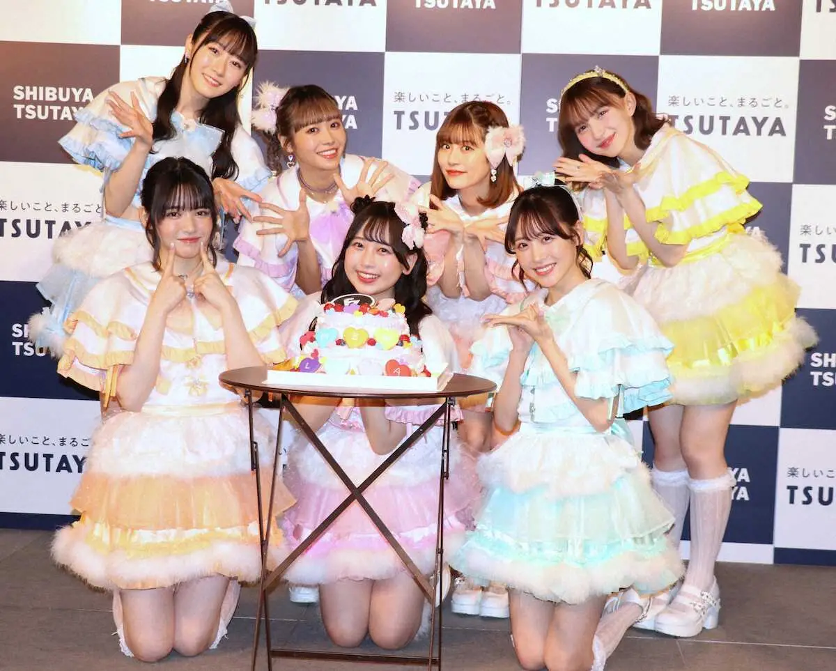 【画像・写真】デビュー1周年記念のケーキを前に笑顔の「FRUITS　ZIPPER」（前列左から）鎮西寿々歌、松本かれん、櫻井優衣（後列同）真中まな、仲川瑠夏、月足天音、早瀬ノエル