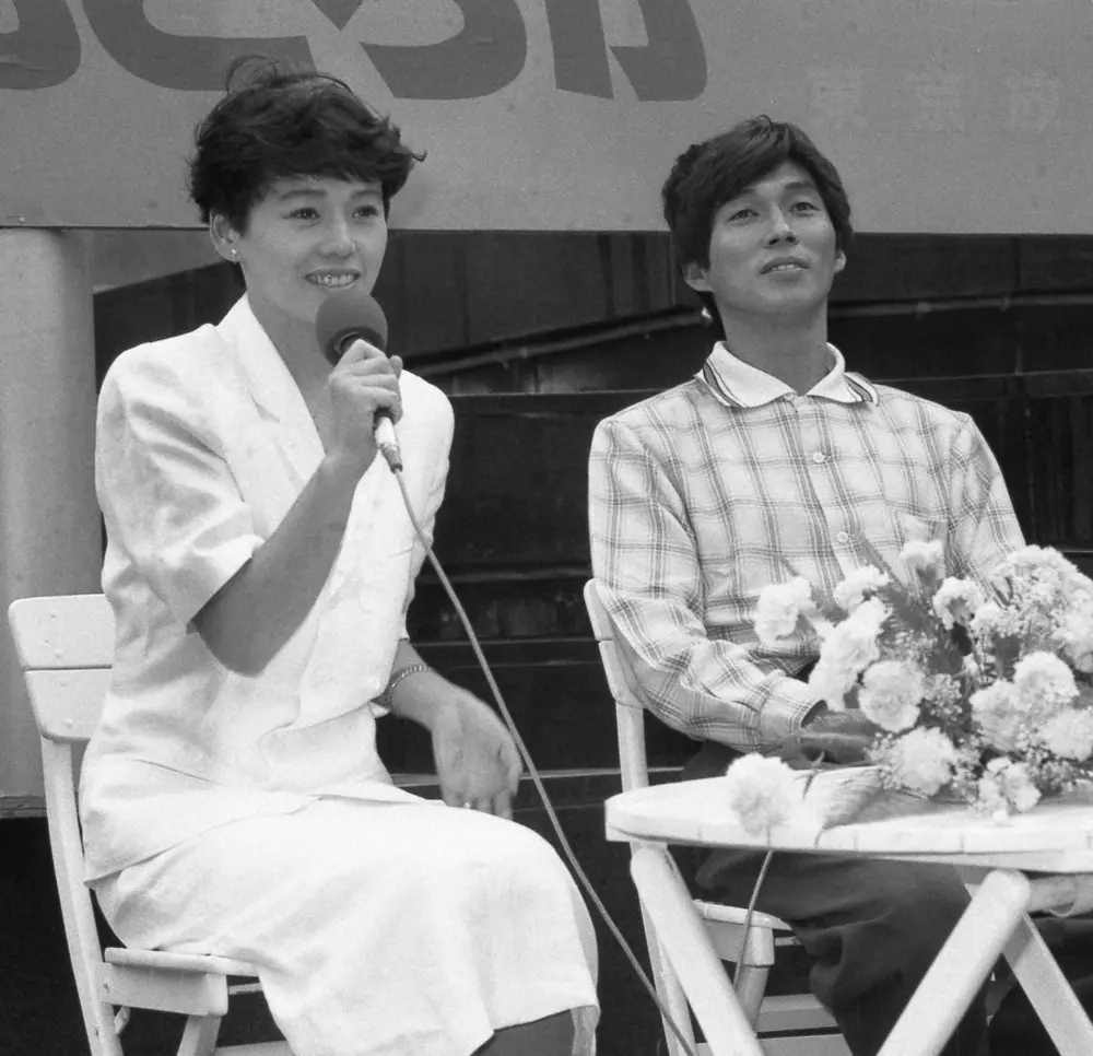 【画像・写真】東宝「いこか　もどろうか／さんま＆しのぶのジェットコースター・ムービー」の発表で２シュット会見した明石家さんまと大竹しのぶ（１９８８年４月撮影）