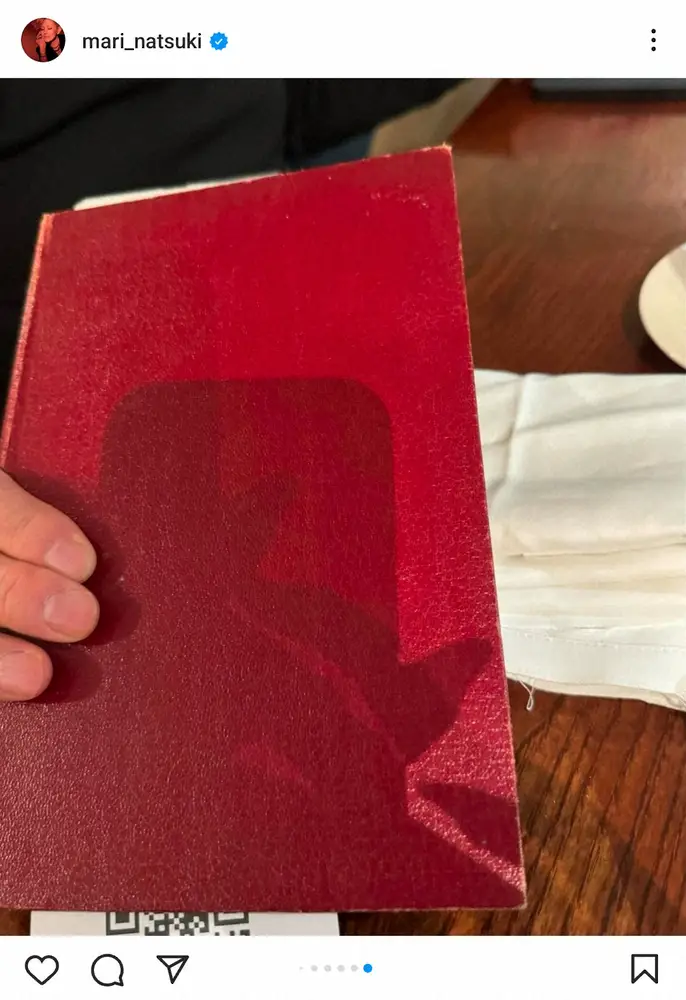 【画像・写真】ロンドン滞在中の夏木マリ　金ピカワンピのランチ姿に「映画のワンシーン」「絵になりますね」の声