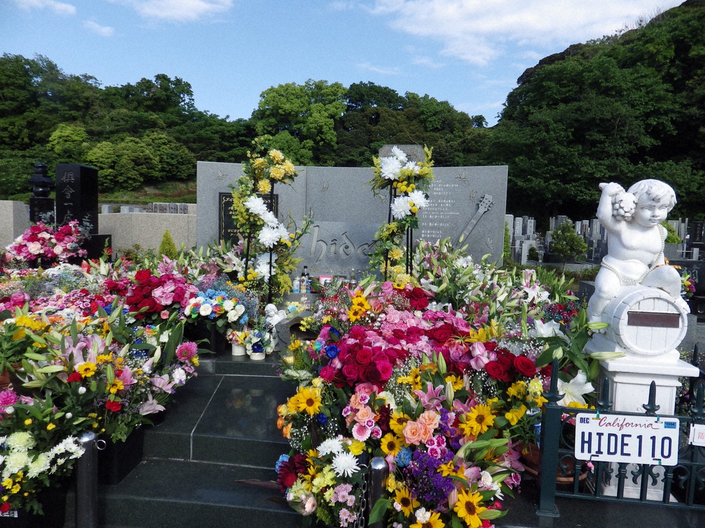 hideさん墓前へのお供え物でトラブル 実家訪問するファンも… 遺族の 