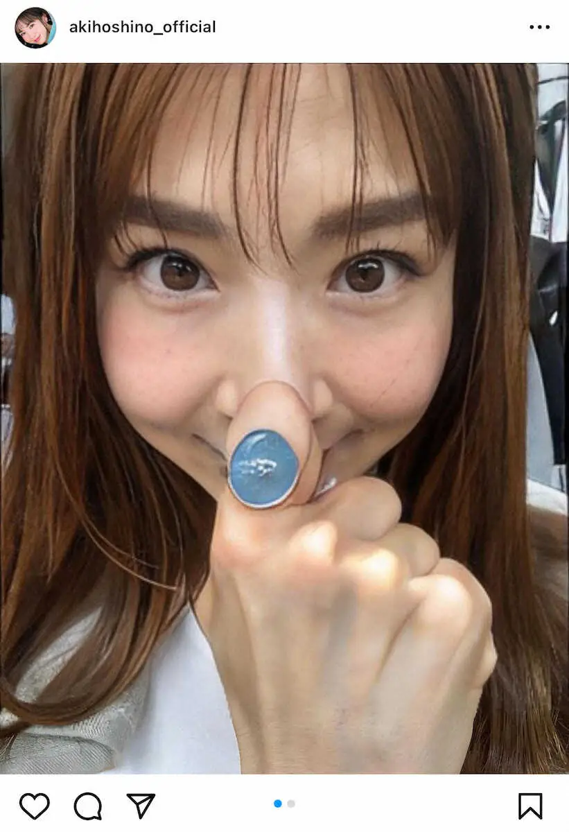 【画像・写真】ほしのあき　袖なし白ワンピース衣装！超接近の自撮りSには「綺麗すぎ」「相変わらず可愛い」「顔小さっ」