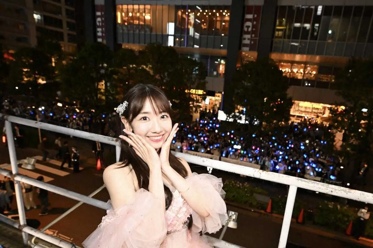 【画像・写真】柏木由紀　最後はまゆゆ以来のバルコニーからファンへあいさつ「みなさんのおかげで楽しいアイドル人生！」
