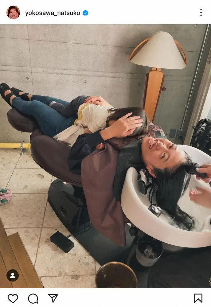 【画像・写真】横澤夏子　ママあるある？シャンプー台で微笑む姿に「私も」「歯医者さんはこのスタイル」の声