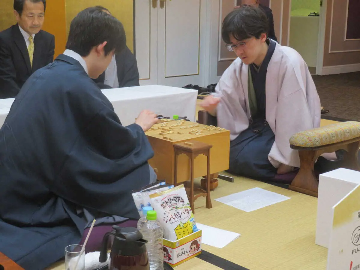 【画像・写真】伊藤七段　初タイトルへ王手　藤井叡王を初のカド番へ追い込む　叡王戦第3局勝利で2勝1敗