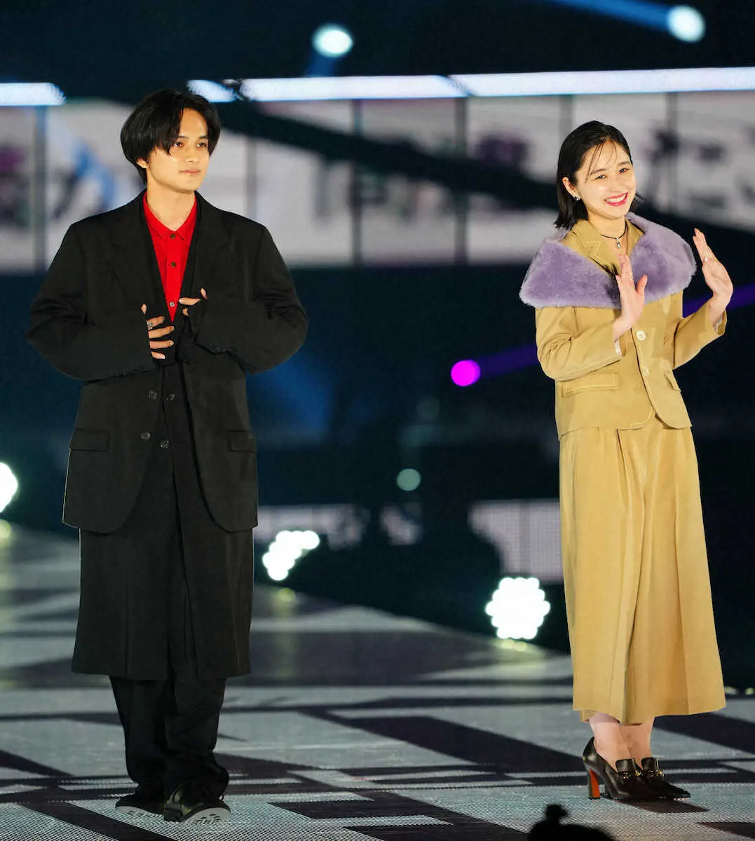 【画像・写真】北村匠海　赤を取り入れた衣装でガルアワに登場　「長谷川博己みのある丈にしました」