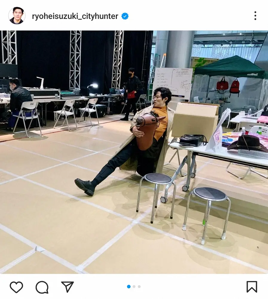 【画像・写真】鈴木亮平　「アクションシーンの最終確認中」全力写真にファン爆笑「あかんすき」「何してんのwww」