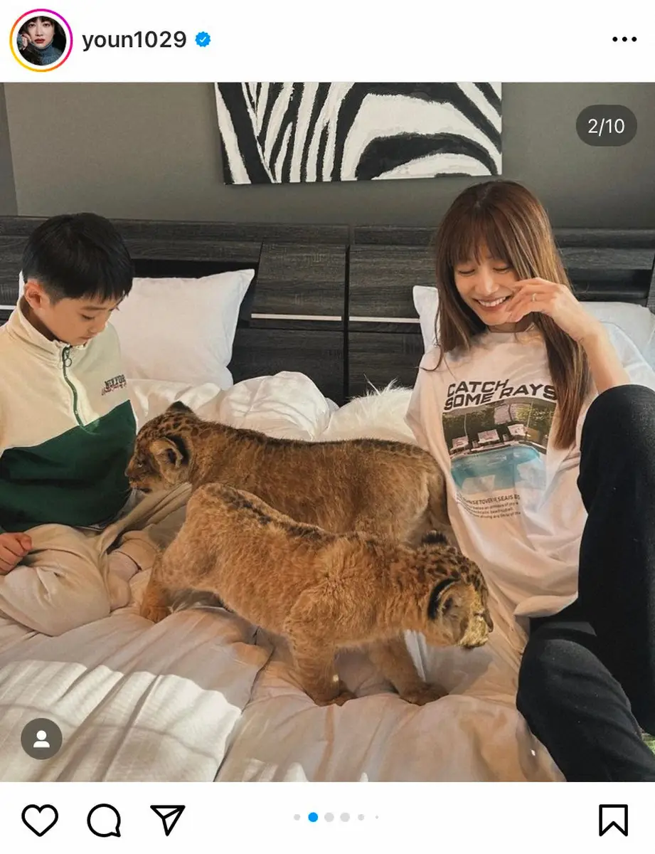 【画像・写真】ヨンア　赤ちゃんライオンとの近すぎるふれあいにファン仰天「まさかの本物」「かわいい」「うらやましい」