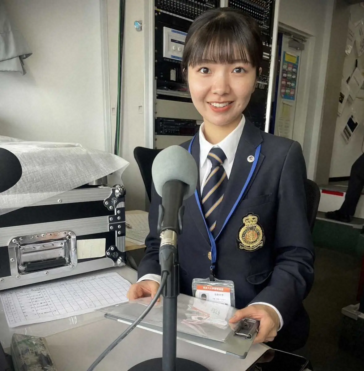 【画像・写真】神宮で場内アナウンスをする上中さん（写真提供　東京六大学野球連盟）
