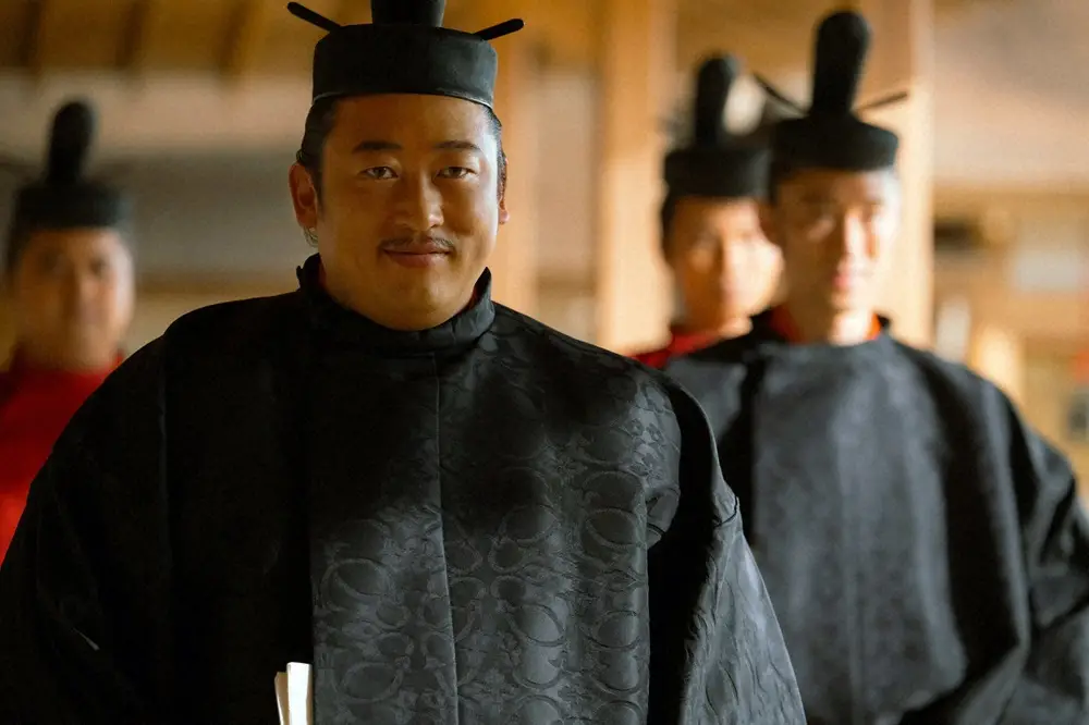 【画像・写真】大河ドラマ「光る君へ」第19話。藤原実資（秋山竜次・手前）（C）NHK
