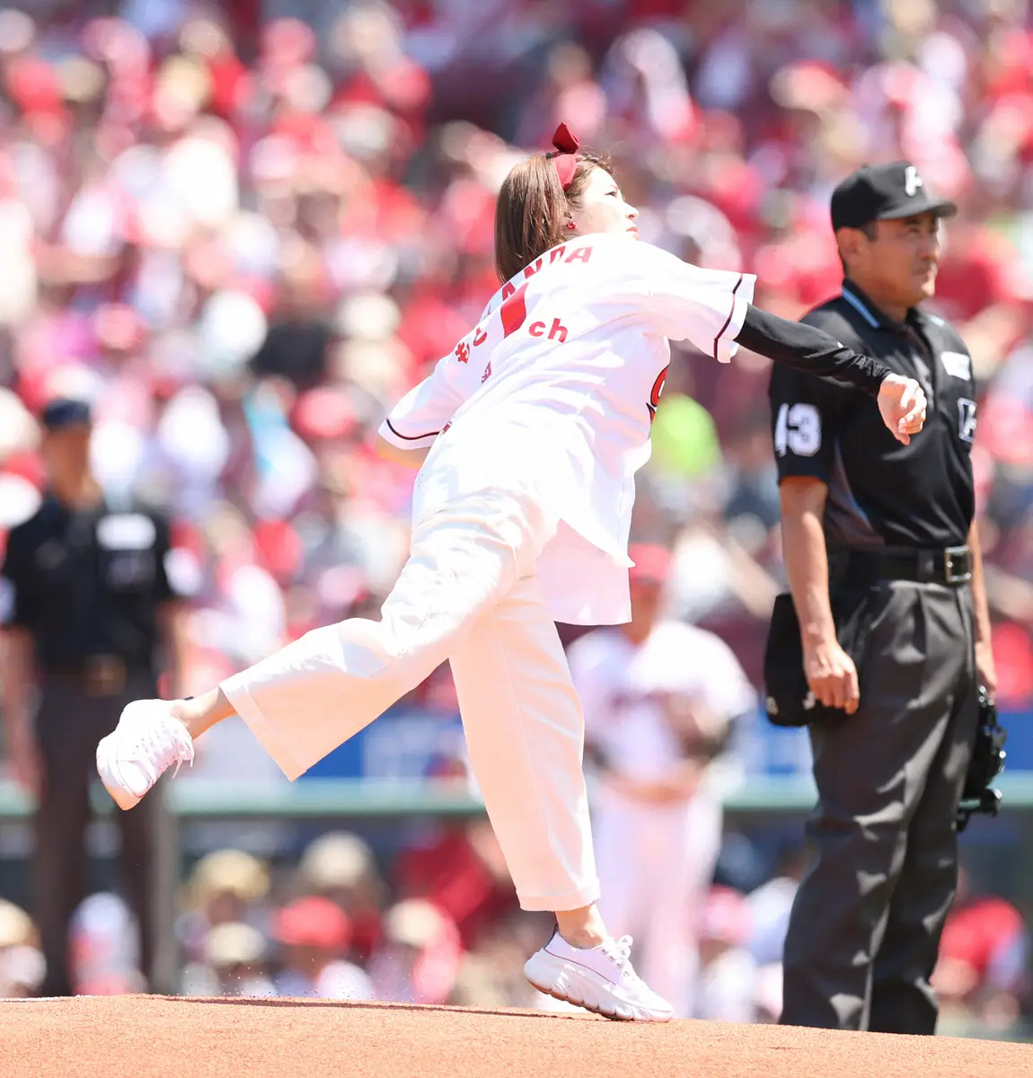 【画像・写真】神田愛花　マツダスタジアムで始球式後、サインをもらったのは“旬の選手”ではなく「黄金バッテリー」