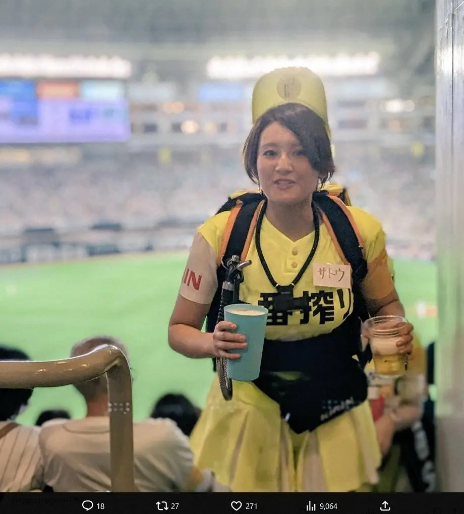 【画像・写真】「まさかすぎる」ビールの売り子のとして働く佐藤アナ。佐藤アナの大酒記のXから（@daishukitnc）