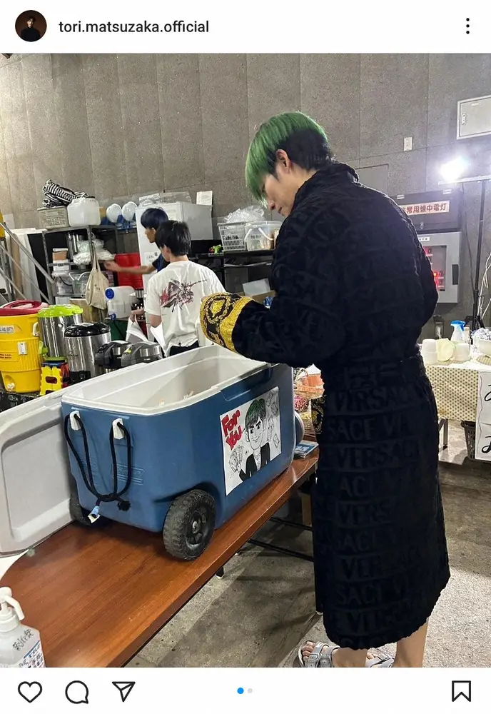 【画像・写真】松坂桃李　緑髪＆ハイブランドのガウンまとった姿に「ゴージャス」「似合っててサイコー」の声