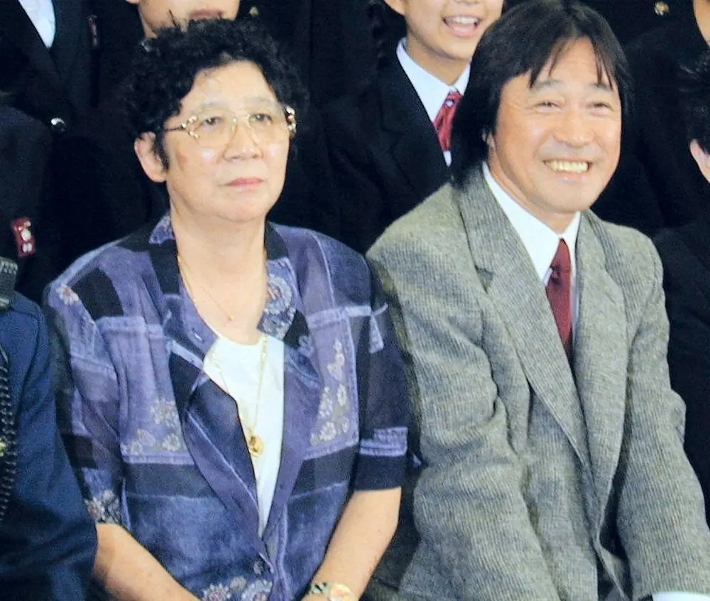2001年、「金八先生」制作発表に出席した武田鉄矢と原作・脚本の小山内美江子さん
