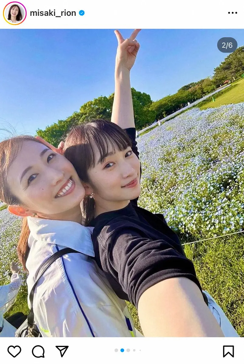 【画像・写真】元宝塚トップ娘役・実咲凜音　大人気女優とネモフィラ畑で“映えツーショット”「撮り方は名付けて…」