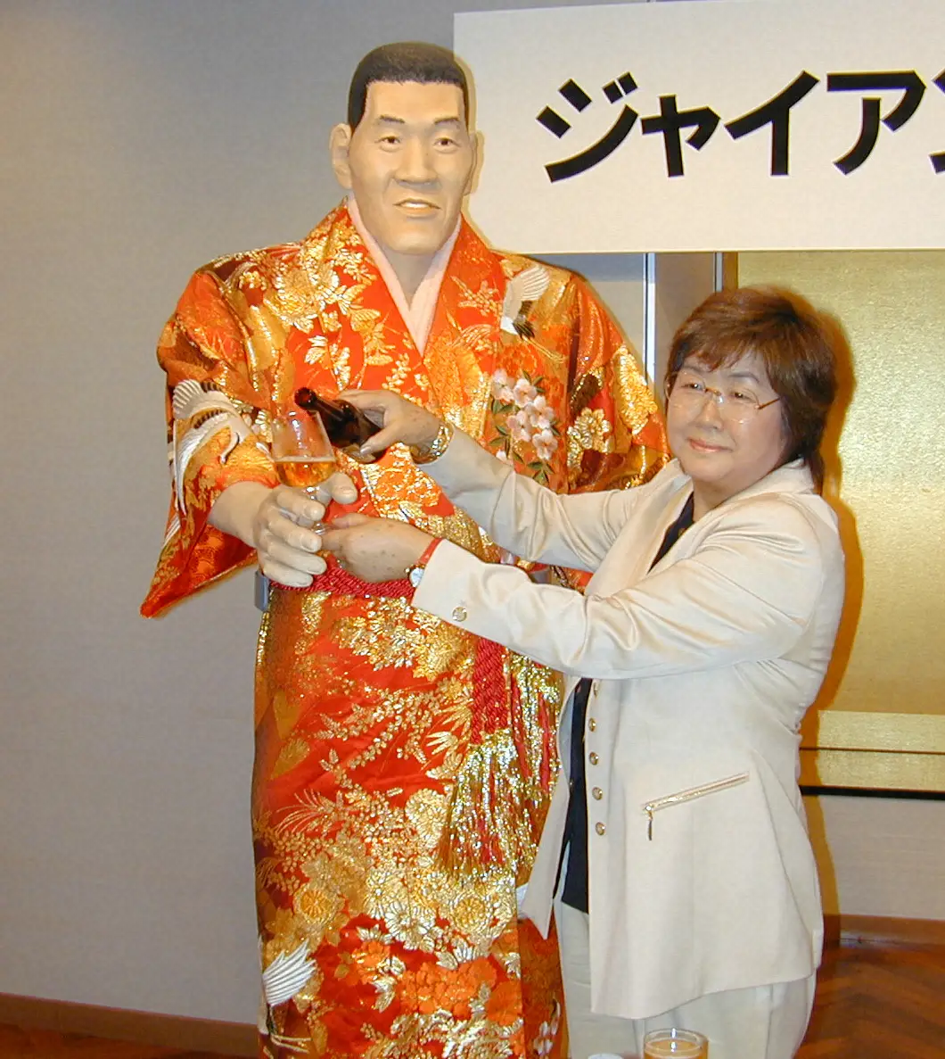 【画像・写真】等身大のジャイアント馬場人形にお酌をする馬場元子さん（03年撮影）