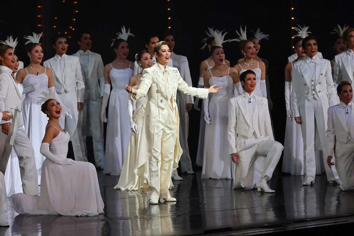 【画像・写真】宝塚月組トップスター、月城かなとが本拠地に別れ　続くカーテンコールに涙で声震わせる