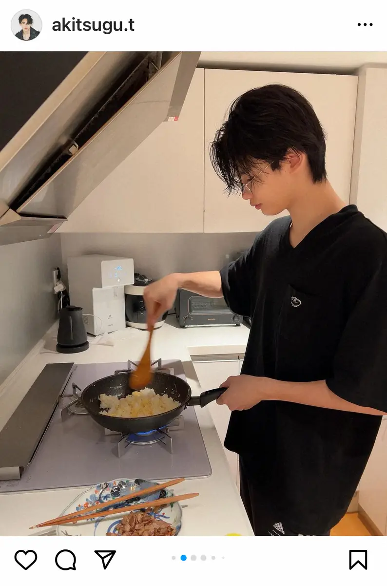 【画像・写真】冨永愛の長男・章胤　「食べてみる？」自炊ショット投稿に「笑うとママに似てる」「料理姿も絵になる」