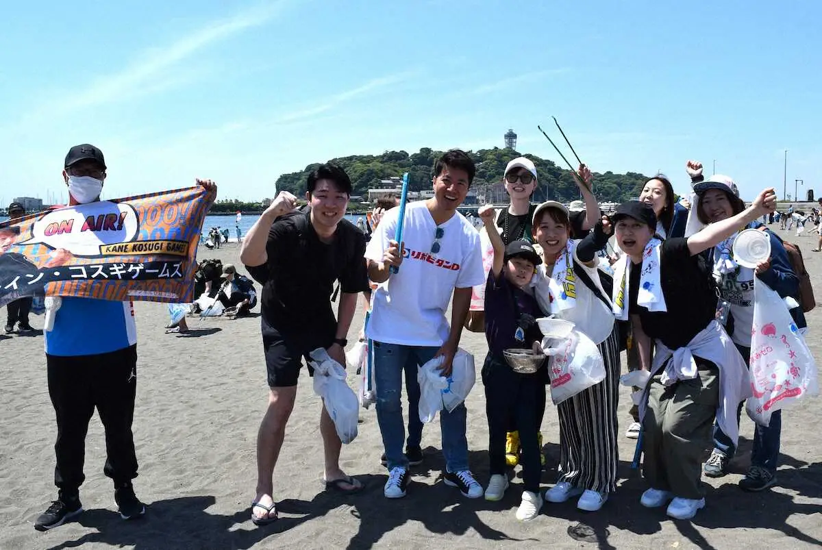 【画像・写真】ケイン・コスギ「ファイト　イッパーツ！」の掛け声と共に片瀬東浜海岸で約700人の参加者とゴミ拾い！