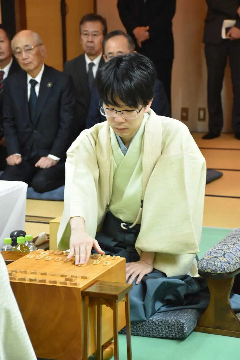 【画像・写真】【名人戦・第4局1日目】藤井名人相手に豊島九段が秘策匂わす…3手目で端歩　戦型は第1局以来横歩取り