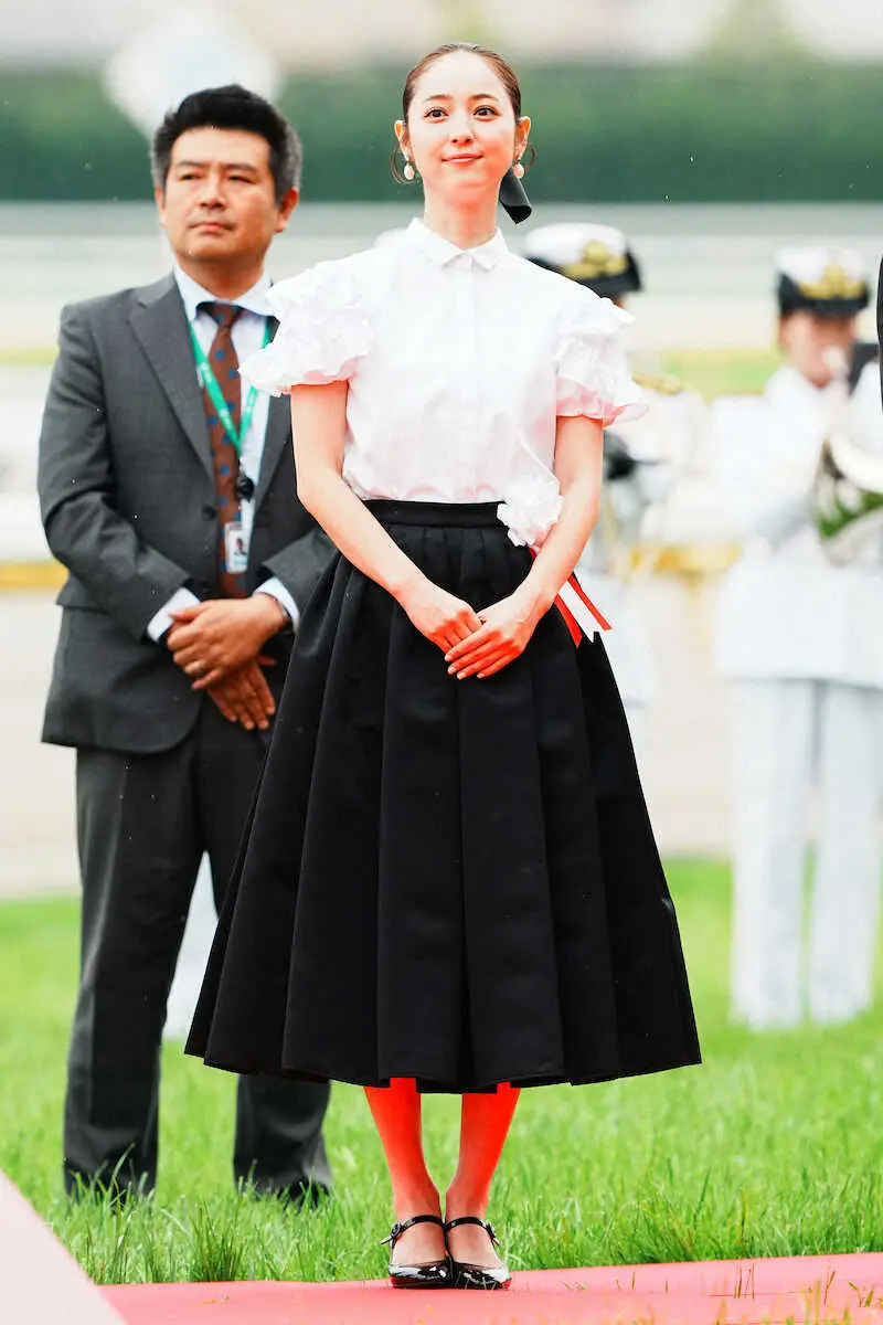 【画像・写真】佐々木希　オークス表彰式でプレゼンター「とても楽しい一日を過ごすことができました」