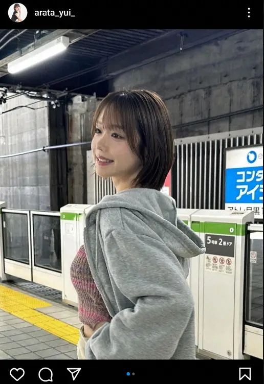 【画像・写真】“美しすぎるラウンドガール”新唯　駅のホームでのスマイル・ショット公開に「見惚れちゃう」「素敵」