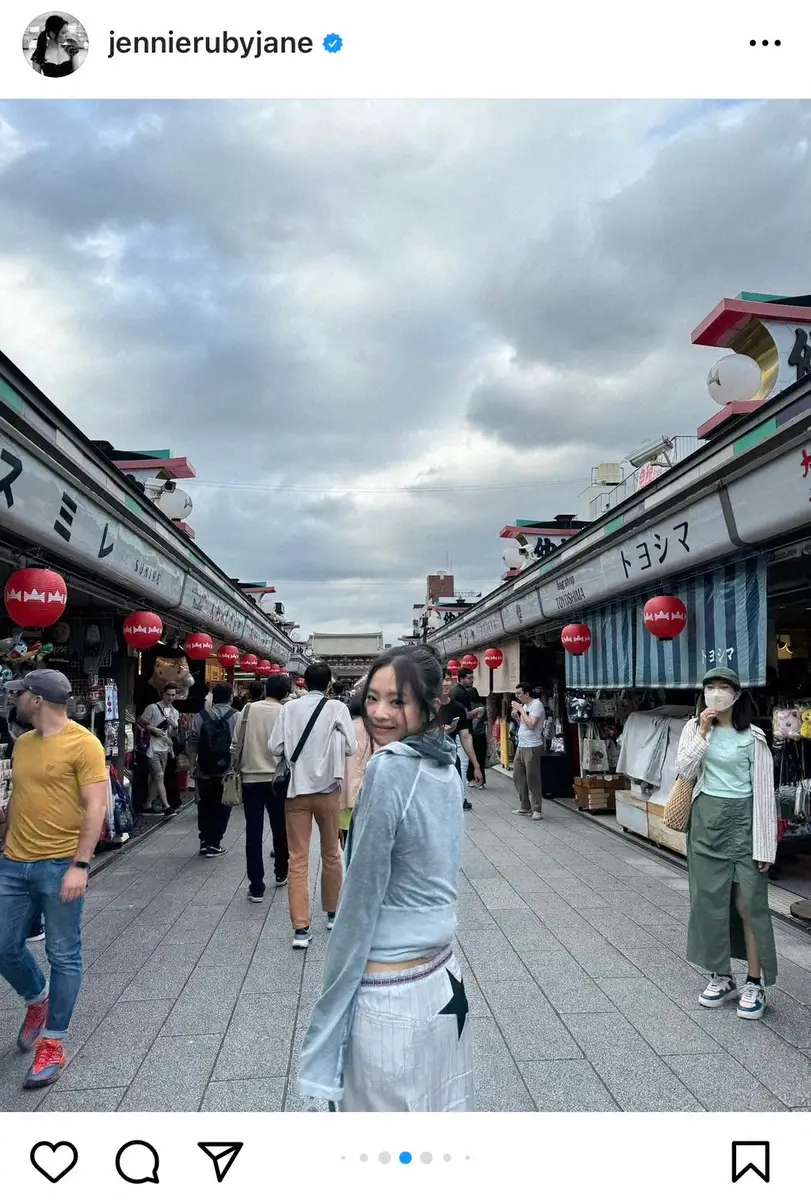 【画像・写真】BLACKPINKジェニー　東京・浅草歩く様子にファン驚き「変装0で写真とってて草」「ヤバすぎる」