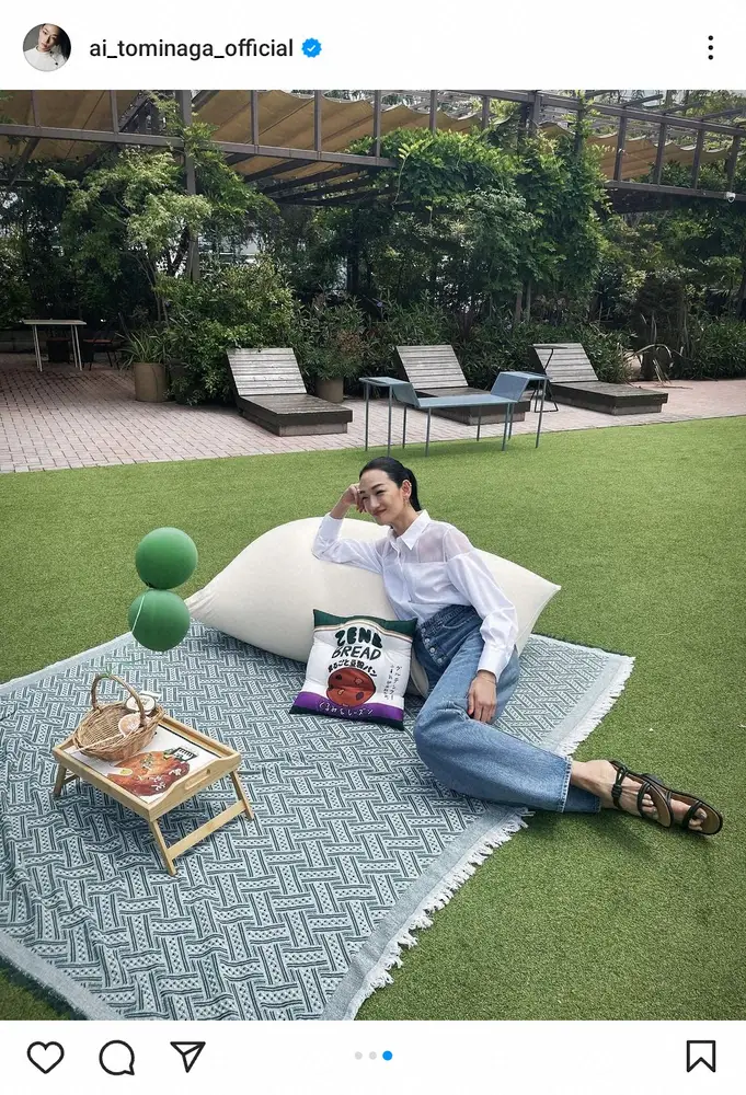 【画像・写真】冨永愛　日傘をさす身長179センチの全身ショットで「傘が小さいのか小さく見えるのかw」