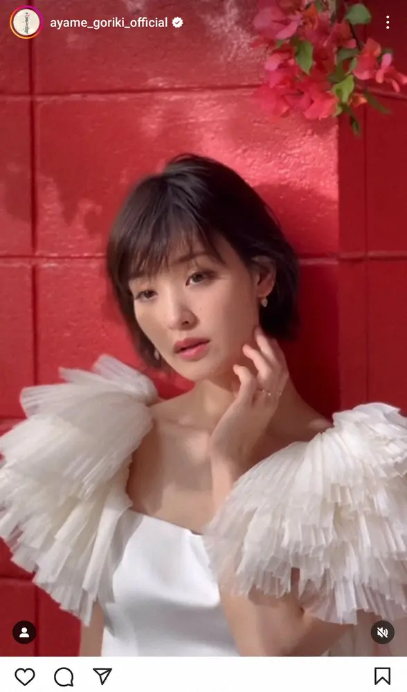 【画像・写真】剛力彩芽　はじける笑顔は封印？撮影オフショに「山口百恵さんかと」「雰囲気が違うね」の声