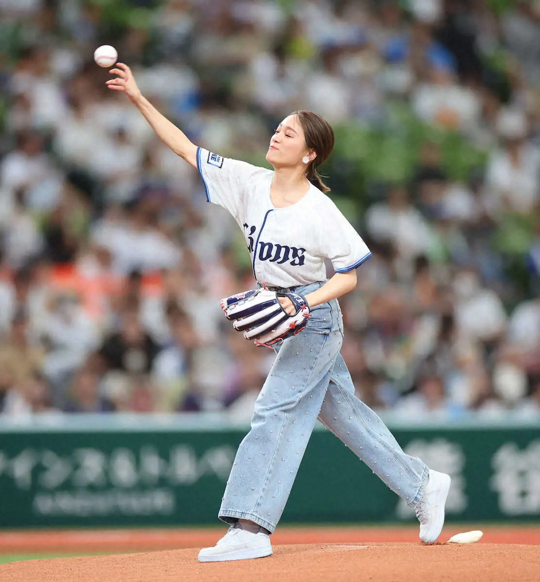 【画像・写真】西武戦始球式　シンガーソングライター兼モデルのchay「緊張で…（笑い）。変な方向に」