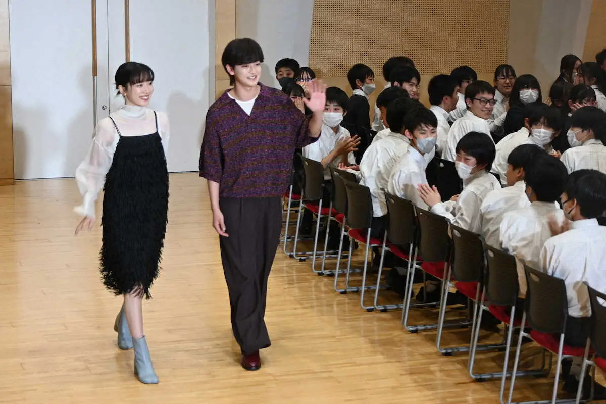 【画像・写真】永野芽郁＆高橋文哉　中学校にサプライズ登場でエール「充実した毎日を」　210人の生徒ら大興奮＆号泣