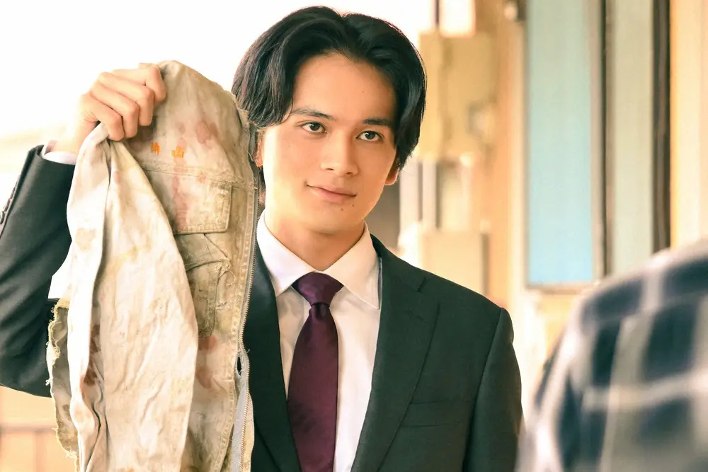 【画像・写真】弁護士・赤峰（北村匠海）は緋山（岩田剛典）に血の付いた作業着を見せる（C）TBS