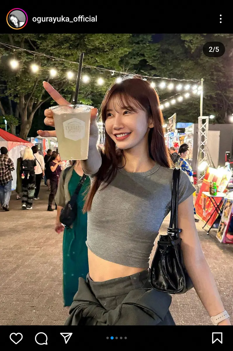 【画像・写真】小倉ゆうか　へそ出し＆ぴったりTシャツが「可愛すぎるしセクシーすぎる」　ナイトマーケット満喫