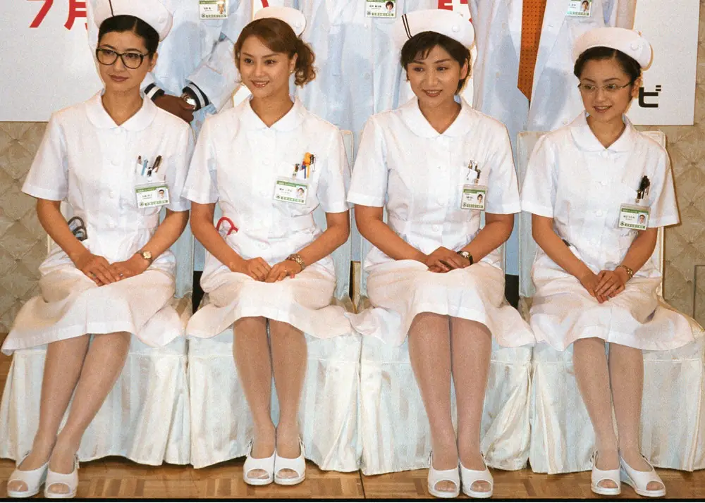 【画像・写真】フジテレビ・「ナースのお仕事４」制作発表で笑顔の（左から）伊藤かずえ、観月ありさ、松下由樹、安達祐実（2002年6月撮影）