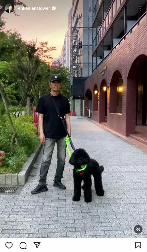 【画像・写真】遠藤憲一　愛犬とのお散歩2ショに「安全対策もバッチリ」「クロミちゃんとリンクコーデ」の声