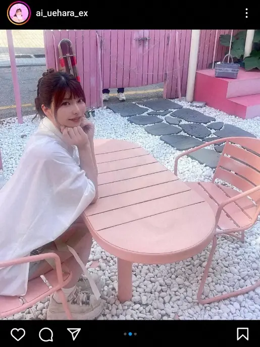 【画像・写真】上原亜衣　ピンク背景の白シャツ＆ミニスカ姿披露に「可愛らしい」「ピンク尽くしだね」「カワイイ」