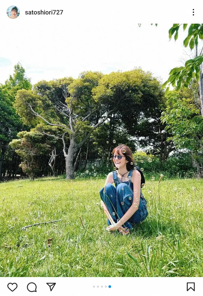 【画像・写真】佐藤栞里　“等身大”のピクニックショットに「ビール持ってご一緒したい」「しゃぼん玉写真は最高」の声