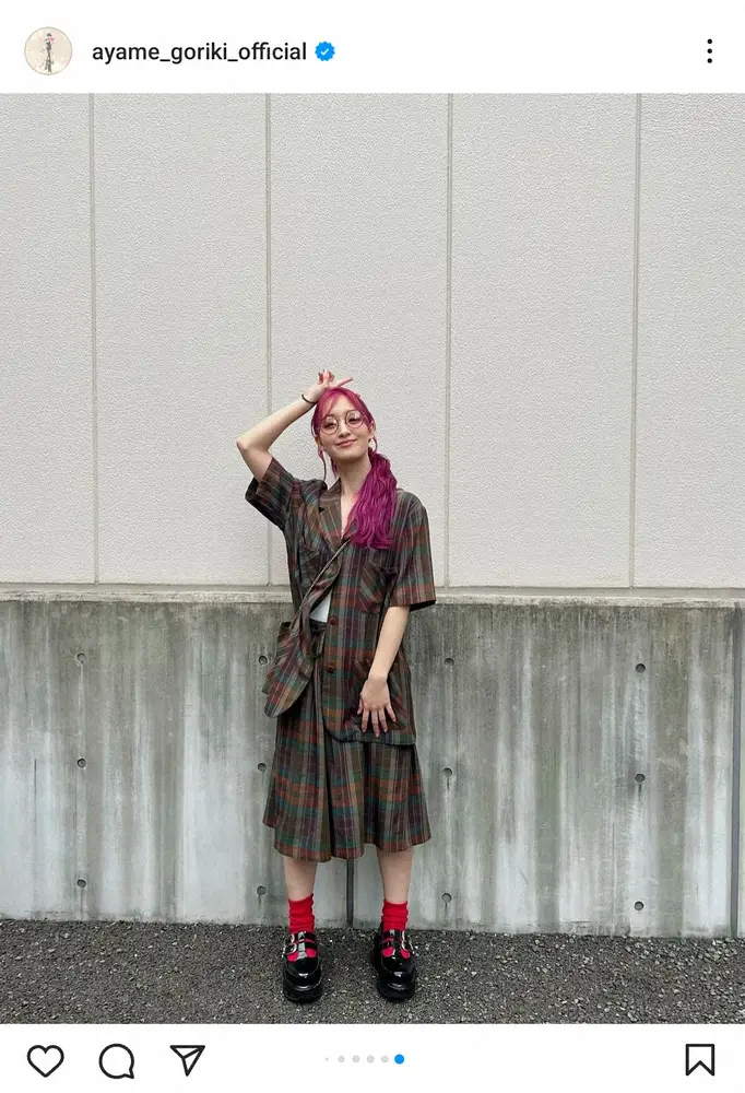 【画像・写真】剛力彩芽　ピンクヘアでポテンシャル開花!?メガネ×赤靴下の私服姿も「こんなにかわいいとは」