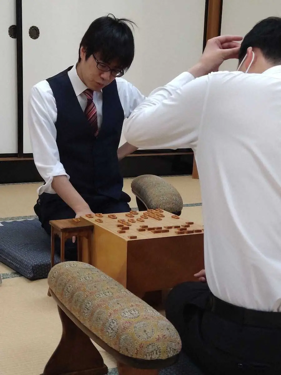 【画像・写真】服部六段が森本四段に156手で勝利で、3期連続王将戦2次予選進出　初挑戦するM－1同様、熱い夏に