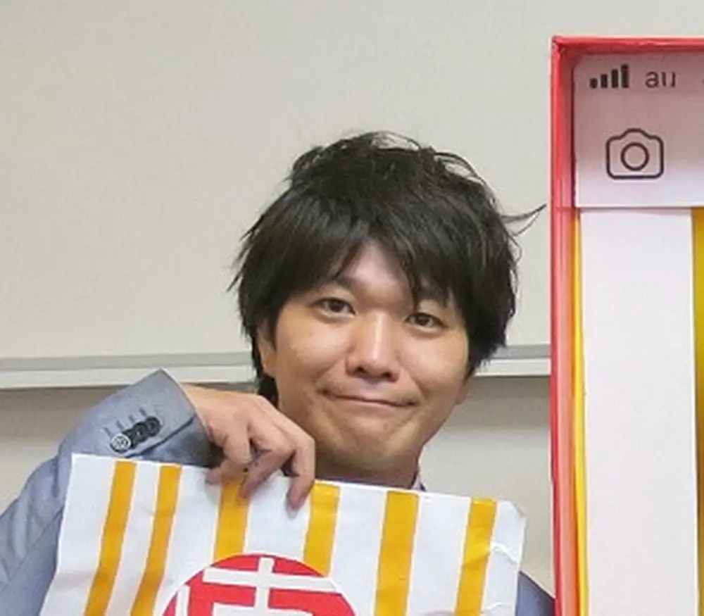 【画像・写真】笑い飯・哲夫の優しすぎる行動　4リットル1200円…「価格破壊した」焼酎飲む後輩芸人の姿に